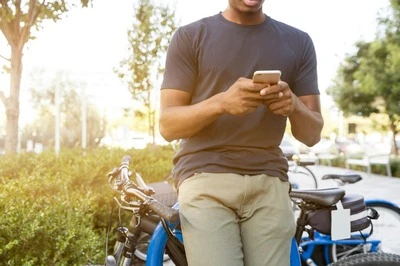 Photo d'exemple d'une femme utilisant son téléphone